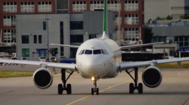 Yolcu uçağı indikten sonra taksicilik yapıyor..