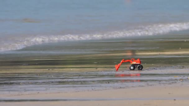 Hračkový bagr na písečné pláži — Stock video