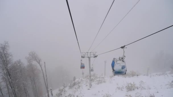 Utsikt från linbanan gondol rör sig genom tungt snöfall. — Stockvideo