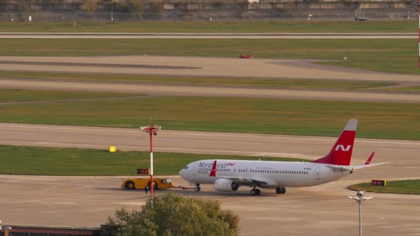 Remolque del Boeing 737 antes de la salida. — Vídeo de stock