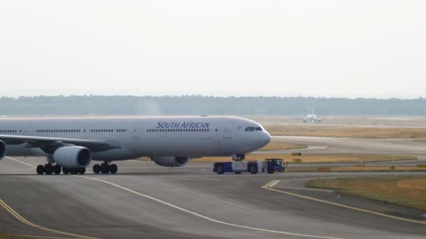 Airbus 340 wird aus dem Verkehr gezogen — Stockvideo