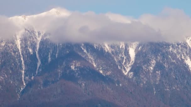 Awan tebal berputar-putar di atas pegunungan. Waktu-lapse. — Stok Video