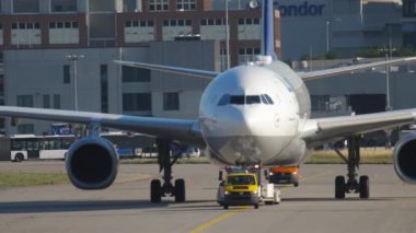 Airbus A330 kalkıştan önce çekiliyor