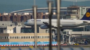 Lufthansa Havayolu 321 iniş yapıyor.