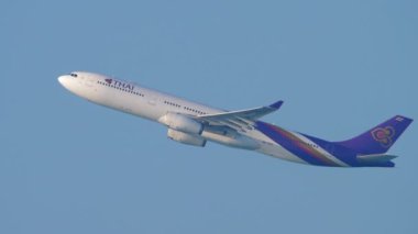 Uçak Airbus A330 tırman.