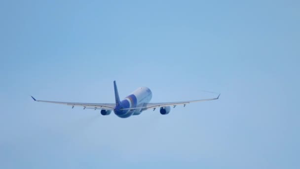 Avion de ligne à fuselage large grimpant dans les airs après le décollage — Video