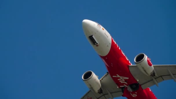 AirAsia Airbus A320 NEO vertrek uit Phuket — Stockvideo