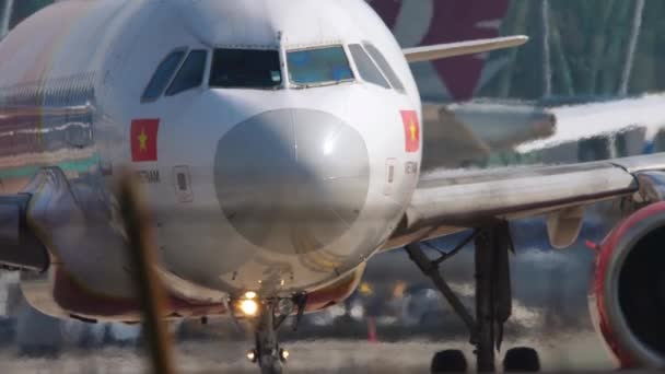 Airbus A320 авиакомпании VietJetAir разворачивает взлетно-посадочную полосу перед вылетом — стоковое видео