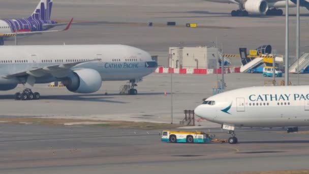 Boeing 777 rimorchio dal servizio — Video Stock