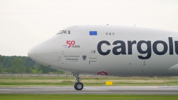 Cargolux Boeing 747 flygfraktfartyg svänger på taxibanan. — Stockvideo