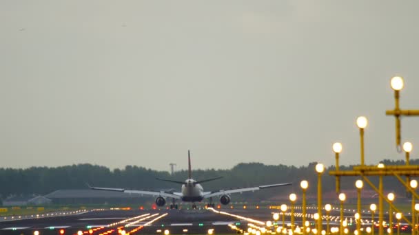 横風による航空会社の着陸 — ストック動画
