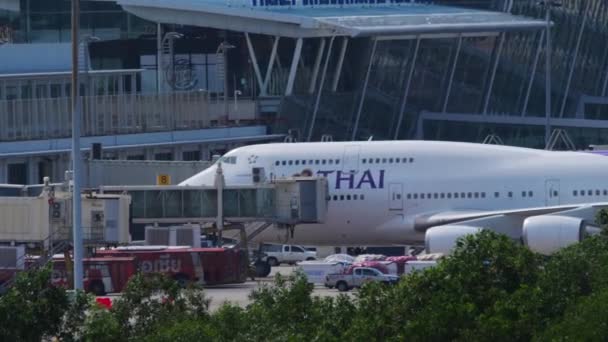Thai Airways Boeing 747 estremità di rullaggio — Video Stock