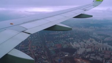 Moskova üzerinde uçan uçağın hava görüntüsü..