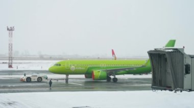 Airbus A320 uçağı bakım için çekiliyor.