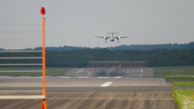 İnişten önce turboprop uçağı yaklaşıyor.