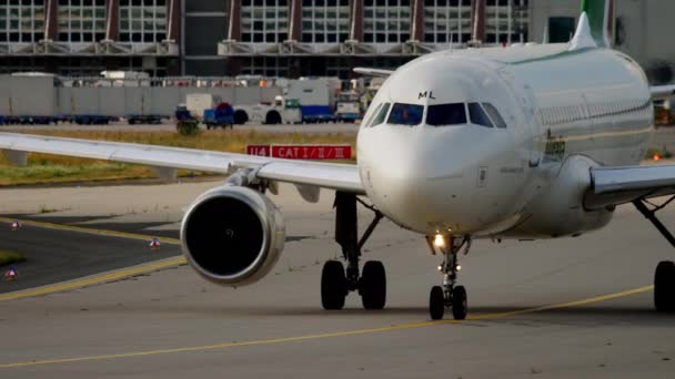 Taxi di linea per i passeggeri dopo l'atterraggio. — Video Stock