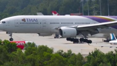 Boeing 777 uçağı Phuket havaalanına iniyor.