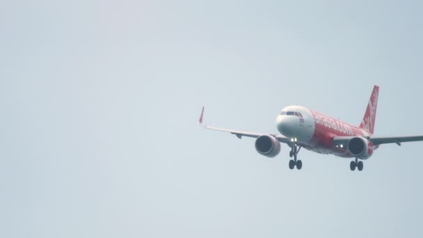 Airbus A320 landar på Phukets flygplats — Stockvideo