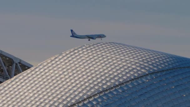 Airbus A320 vliegtuig op eindnadering naar Sochi vliegend boven het Olympisch Park van Sochi. — Stockvideo