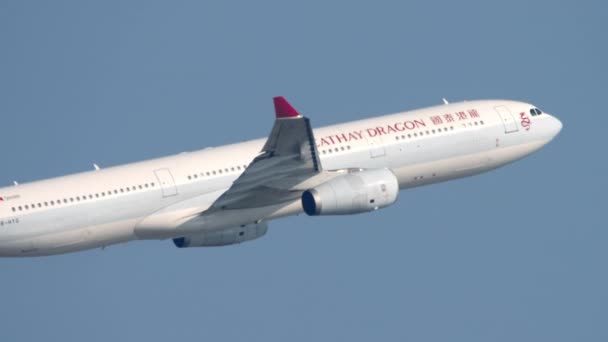 Airbus 330 klättrar upp i luften efter start från Hongkongs internationella flygplats. — Stockvideo