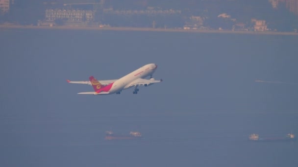 Airbus A330-flygplan som avgår från Hongkong. — Stockvideo