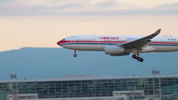 Cina Airbus orientale 330 in avvicinamento — Video Stock