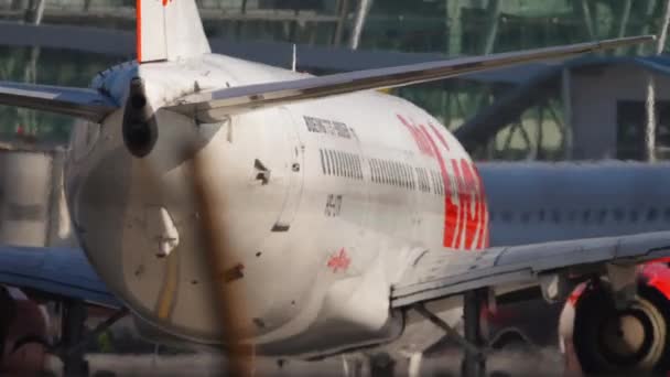 Boeing 737 taxning efter landning — Stockvideo