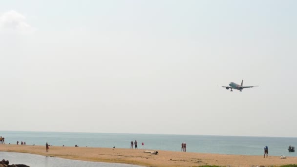 Jet flygplan närmar sig över havet — Stockvideo