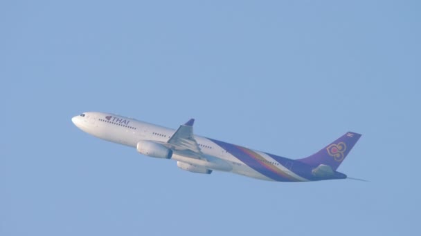 Airbus A330 repülőgép emelkedés — Stock videók