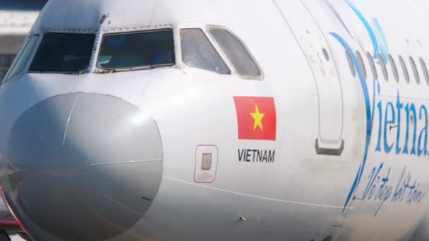 Злітно-посадкова смуга Vietnam Air Airbus A320 перед від'їздом — стокове відео