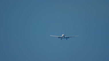 İnişten önce geniş gövdeli uçak yaklaşıyor.