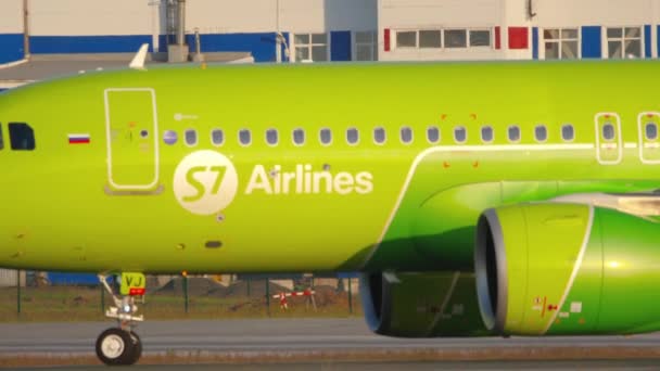 S7 Airbus A320 girar pista 07 antes de la salida — Vídeos de Stock
