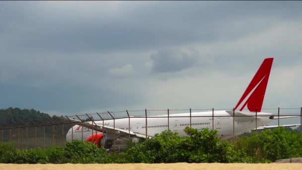 Boeing 777 vznášedlo pojíždění k odletu — Stock video