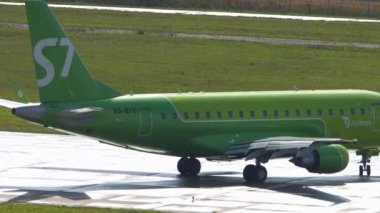 S7 Havayolları Kazan 'a indikten sonra bölgesel jet taksisi yapıyor.