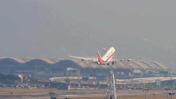 Boeing 747 злітає з Гонконгу. — стокове відео