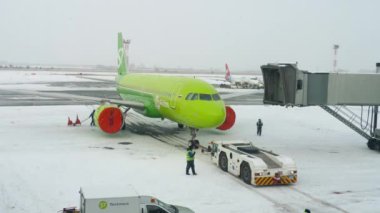 Rezerv Airbus A320 uçağı yüklemeye hazırlanıyor.