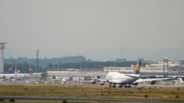 Boeing 747 Frankfurt 'tan kalkışa hazırlanıyor.