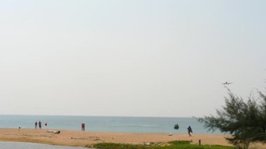 Okyanus üzerinden yaklaşan bir jet uçağı.