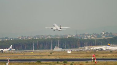 Frankfurt 'tan kalkan Lufthansa Airbus A320 uçağı