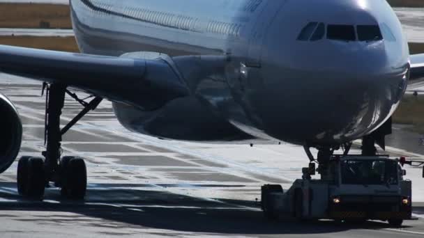 Remolque del avión desde el servicio. — Vídeos de Stock