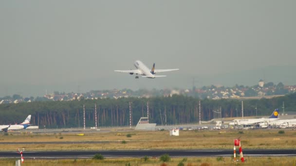 Samolot Lufthansa Airbus A320 odlatujący z Frankfurtu — Wideo stockowe