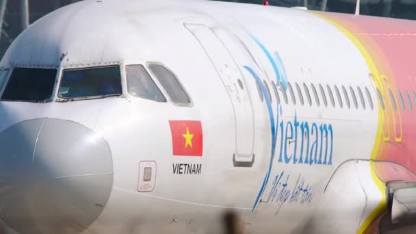 Злітно-посадкова смуга Vietnam Air Airbus A320 перед від'їздом — стокове відео