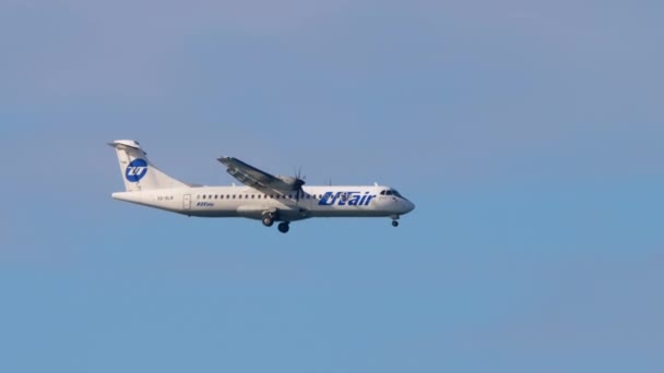 Utair ATR 72 aereo di linea regionale in avvicinamento finale a Sochi. — Video Stock