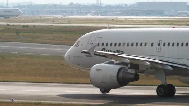 Τροχοδρόμηση επιβατηγού αεροσκάφους μετά την προσγείωση. — Αρχείο Βίντεο