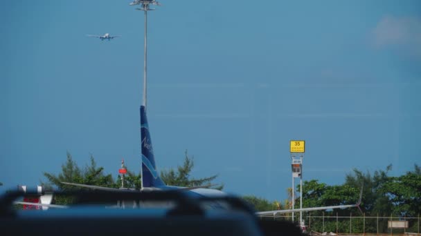 Boeing 777 приближается перед посадкой — стоковое видео