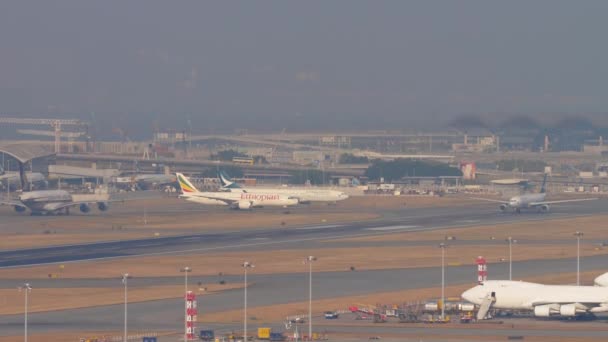 Cathay Pacific Airbus A330 перед вылетом из Гонконга — стоковое видео