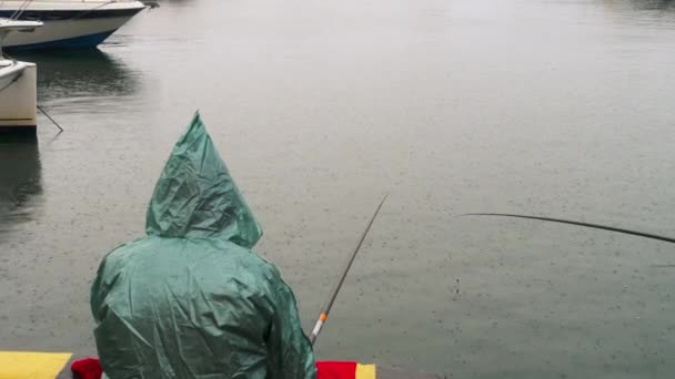 Pescador pescando bajo la lluvia. — Vídeos de Stock