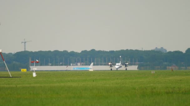 Bombardier Dash 8 Q400 Flybe berangkat dari Amsterdam — Stok Video