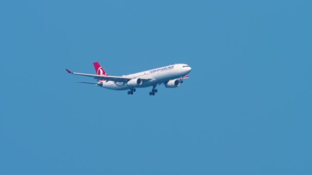 Flugzeug nähert sich Landebahn über ozeanischem Strand — Stockvideo
