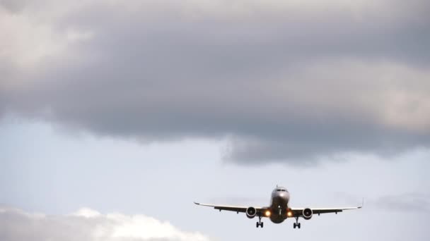 Avión en aproximación final. Vista desde el borde de las pistas — Vídeo de stock